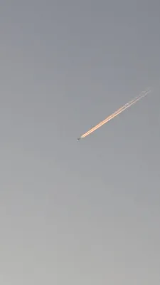 夕日に染まる飛行機雲