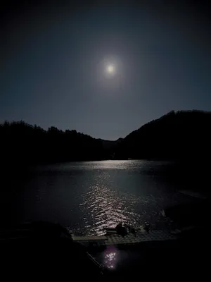 満月が輝く静かな夜の湖