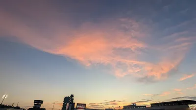 茜色の雲と夕暮れ時