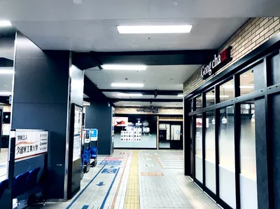駅構内の通路と店舗