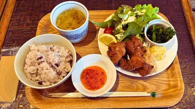 唐揚げと雑穀ご飯のランチ定食