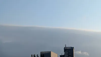 街の上にそびえる雲の壁