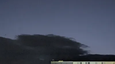 夜の黒い雲