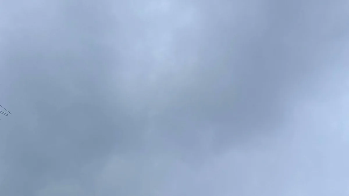 一面の灰色に覆われた曇り空