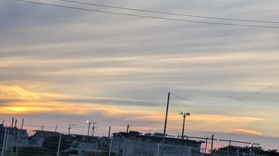 夕暮れの空に広がる薄い雲