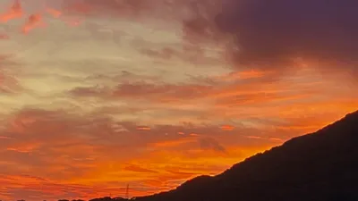山の稜線を染める赤い夕焼け
