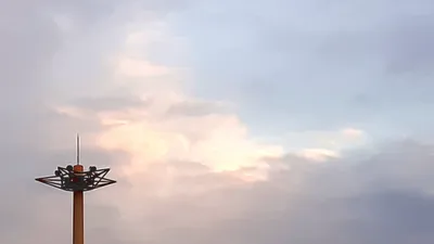 夕暮れの桃色の雲と照明塔