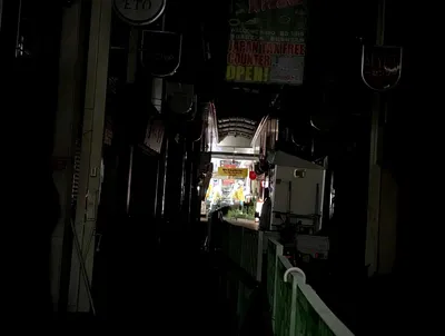 灯りの落ちたアーケード商店街
