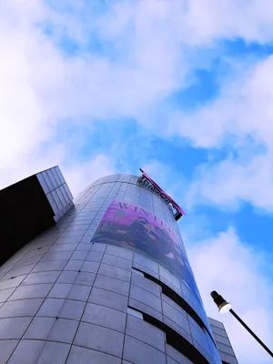 空にそびえる都会のタワー