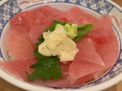 大葉とわさびをのせたマグロ丼
