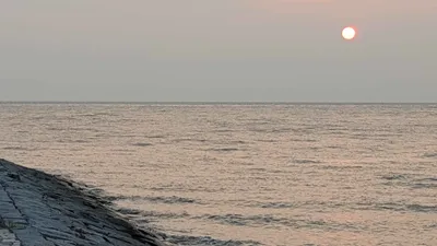 静かな海と太陽
