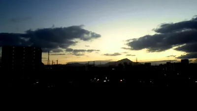 日暮れの街の小さな光