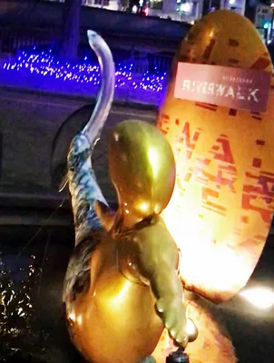 金色の人魚像のアップ