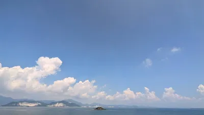 夏の広い海と小島