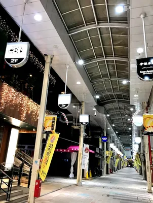 深夜の無人の商店街アーケード