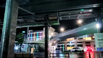 高架下から見た雨上がりの駅前