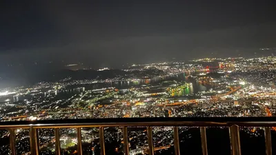 展望台から見渡す港町の夜景