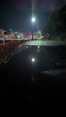 夜の街と水溜り