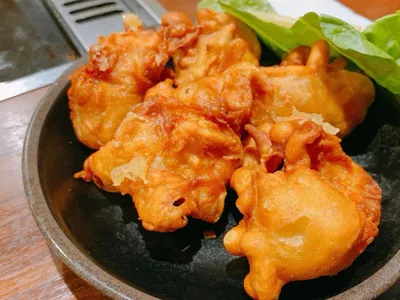 黒皿に盛った鶏の唐揚げ