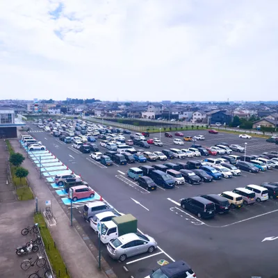 広々とした駐車場と青空