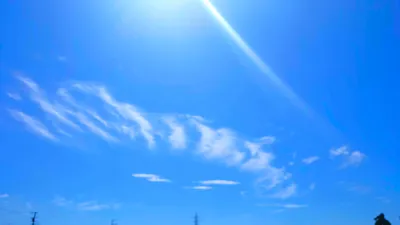 日の光と青空