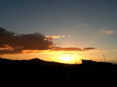 山の端を染める朝焼けの空