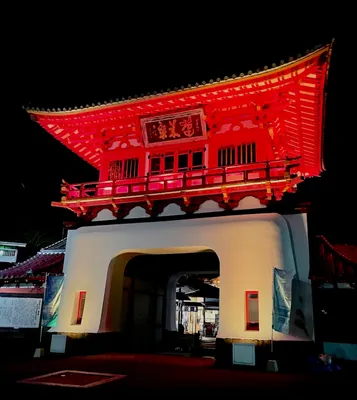 夜に輝く朱色の神社門