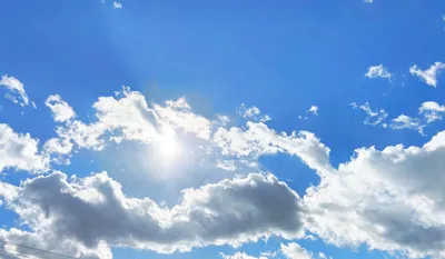 青空に輝く壮大な雲の風景