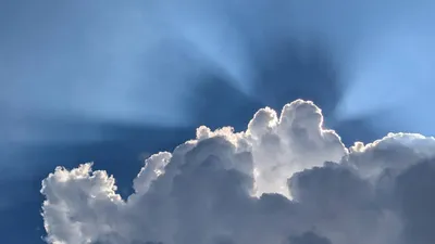 後光差す雲