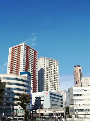 高層ビルと青空の街並み