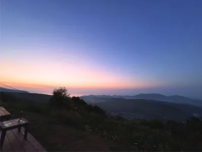 山から望む夕暮れのグラデーション空