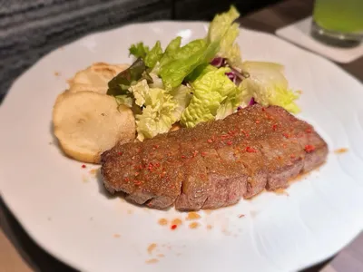 ピンクペッパーをふった赤身ステーキ