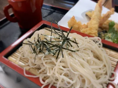 せいろに盛った刻み海苔のそば