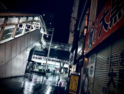雨上がりの深夜の繁華街