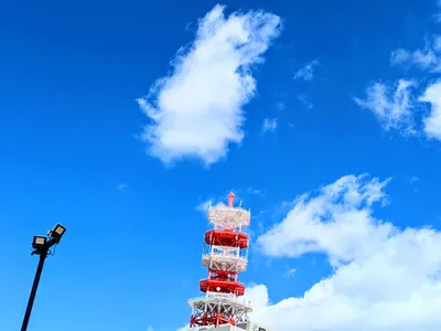青空に立つ赤白の電波塔