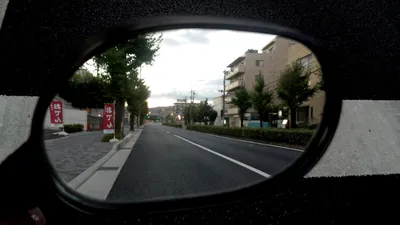 サイドミラーに映る後方の道路