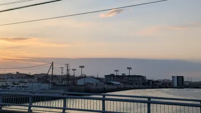 壁雲と夕方の街