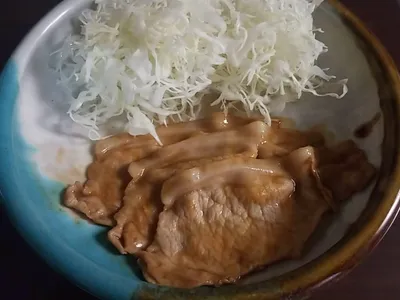 キャベツを添えた豚の生姜焼き