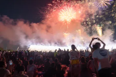 夏の夜空を彩る大迫力の花火大会