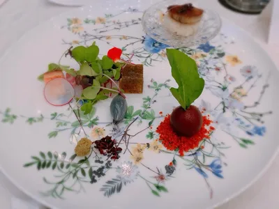 花柄の皿に盛られたフレンチの前菜