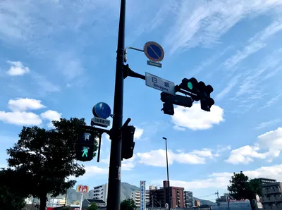 青空に伸びる交差点の信号機