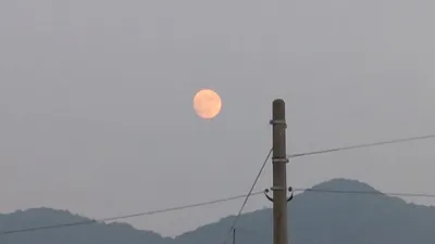 夕方見た朱い月(横)