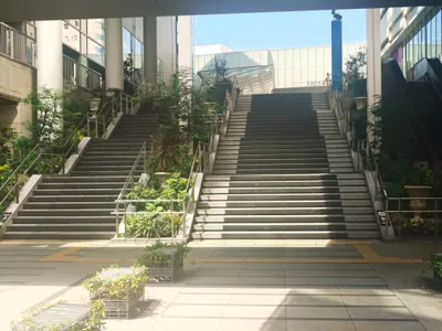 駅前の階段