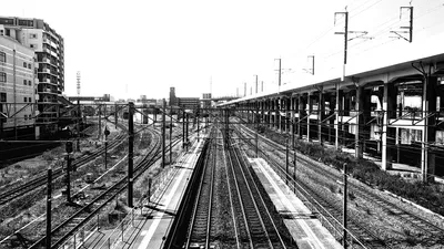 モノクロの線路と駅のホーム