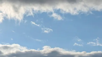 雨雲の向こうの大空