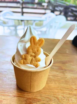 うさぎ型クッキーをのせたソフトクリーム