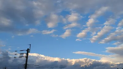 電柱越しに広がるいろいろな雲