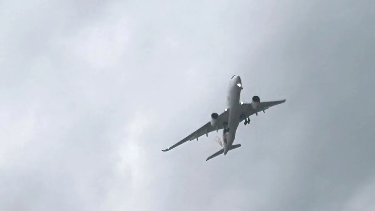 曇天に飛ぶ飛行機