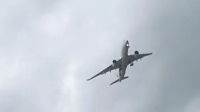 曇天に飛ぶ飛行機