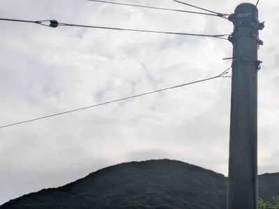 山と曇り空